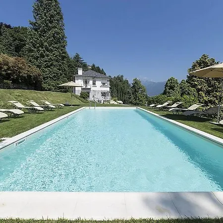In Sleeps 10 With Pool And Air Con Villa Baveno