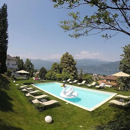 In Sleeps 10 With Pool And Air Con *