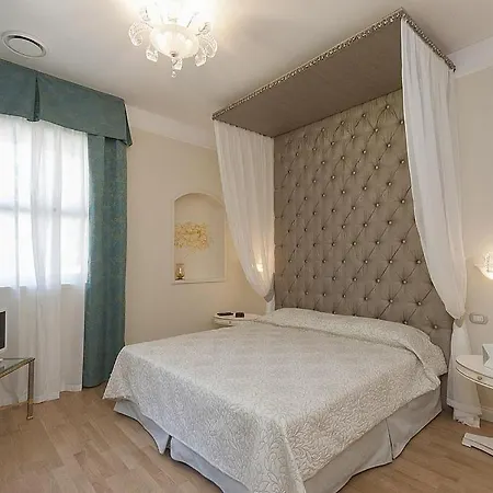 In Sleeps 10 With Pool And Air Con * Baveno