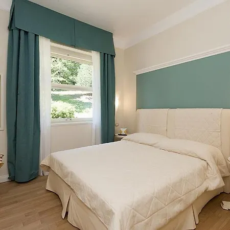 In Sleeps 10 With Pool And Air Con Villa Baveno