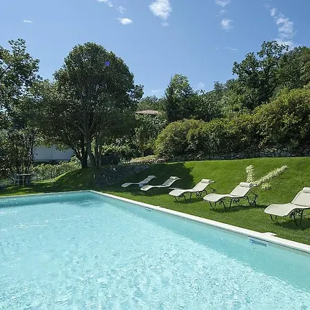 In Sleeps 10 With Pool And Air Con *