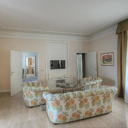 In Sleeps 10 With Pool And Air Con * Baveno