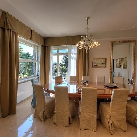 Villa In Sleeps 10 With Pool And Air Con *