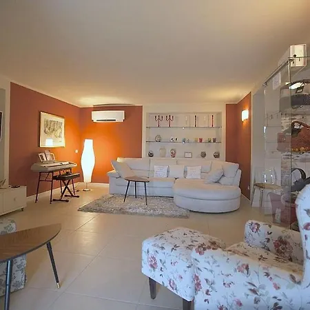 In Sleeps 10 With Pool And Air Con *