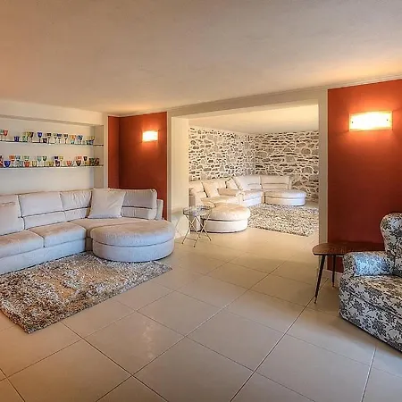 In Sleeps 10 With Pool And Air Con Villa