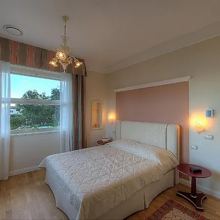 Villa In Sleeps 10 With Pool And Air Con *
