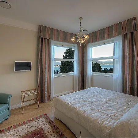 In Sleeps 10 With Pool And Air Con Baveno
