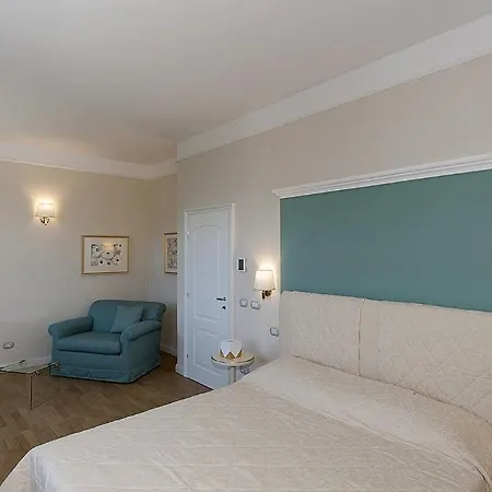 In Sleeps 10 With Pool And Air Con Baveno