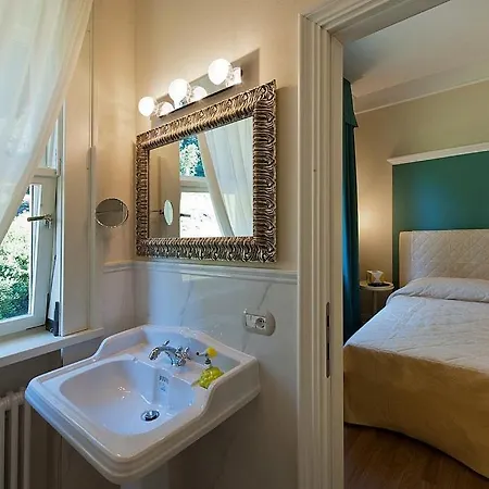 In Sleeps 10 With Pool And Air Con Villa Baveno
