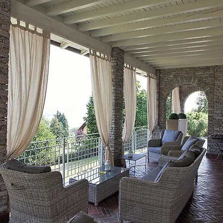 In Sleeps 10 With Pool And Air Con
