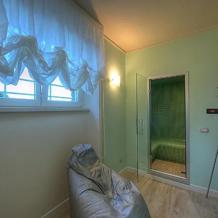 Villa In Sleeps 10 With Pool And Air Con Baveno