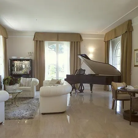 In Sleeps 10 With Pool And Air Con *