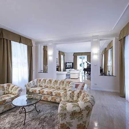 In Sleeps 10 With Pool And Air Con Baveno