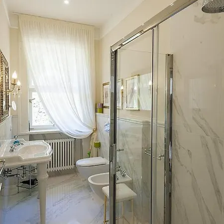 Villa In Sleeps 10 With Pool And Air Con