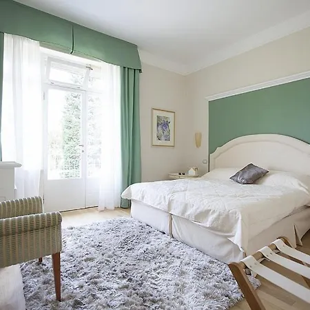 Villa In Sleeps 10 With Pool And Air Con *