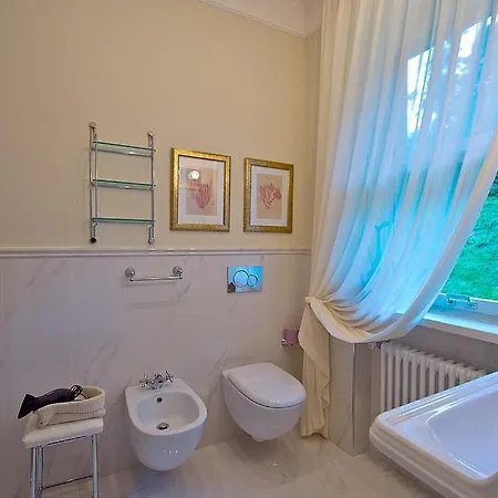 Villa In Sleeps 10 With Pool And Air Con *