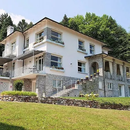 In Sleeps 10 With Pool And Air Con