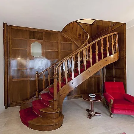 In Sleeps 10 With Pool And Air Con *