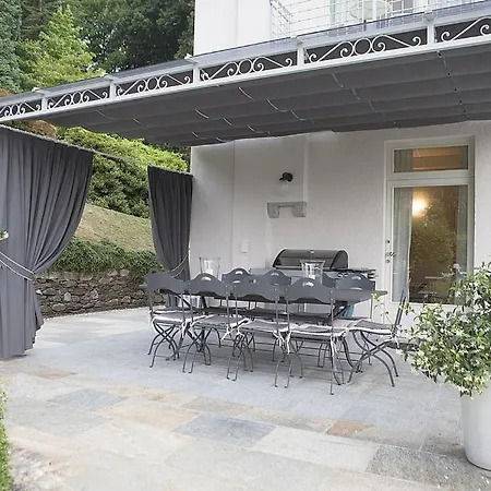Villa In Sleeps 10 With Pool And Air Con