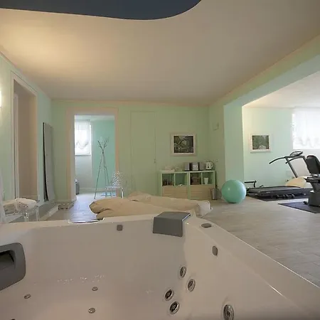 In Sleeps 10 With Pool And Air Con *