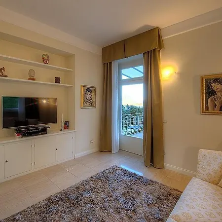 Villa In Sleeps 10 With Pool And Air Con *